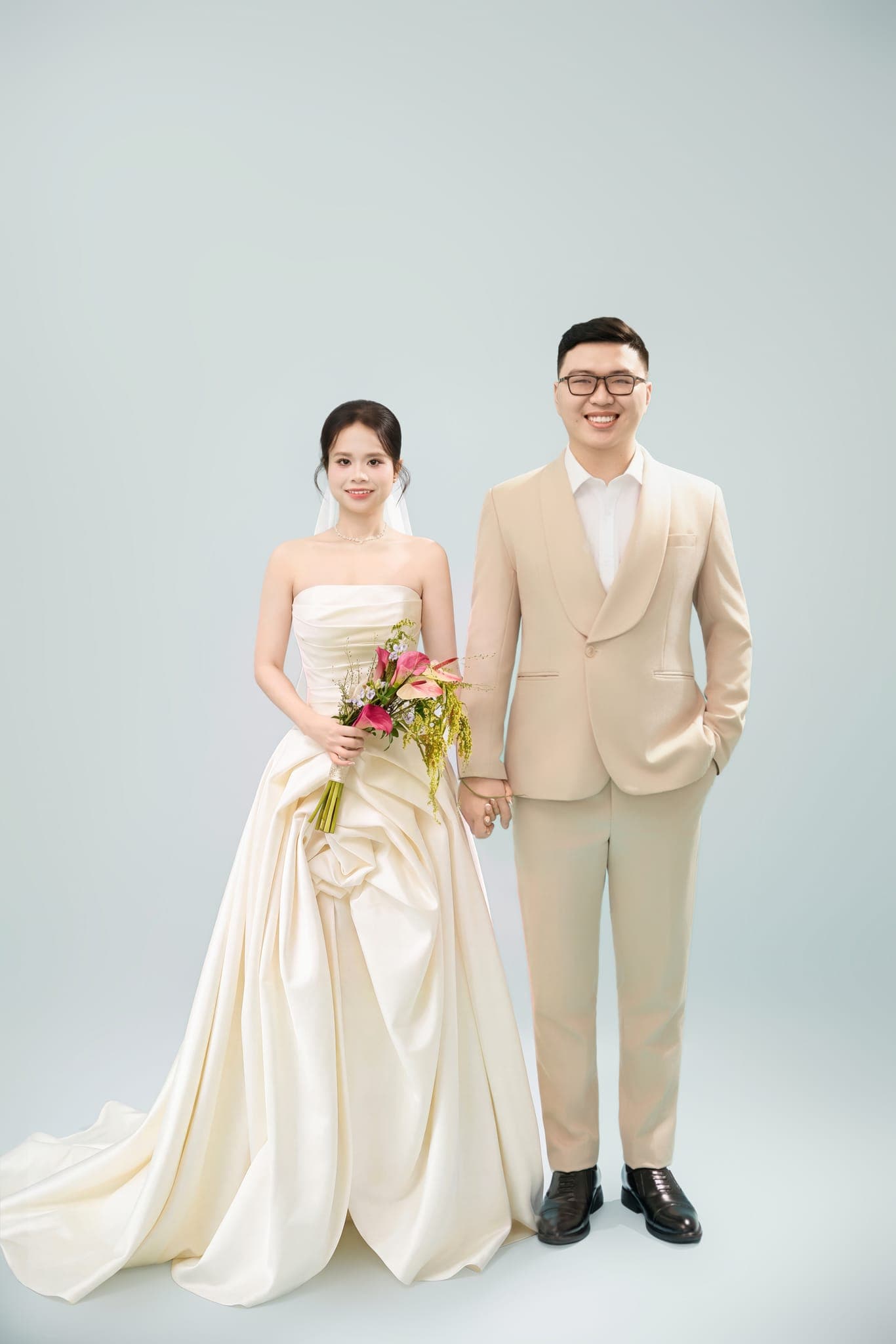 Cô dâu chú rể nắm tay, ảnh toàn thân