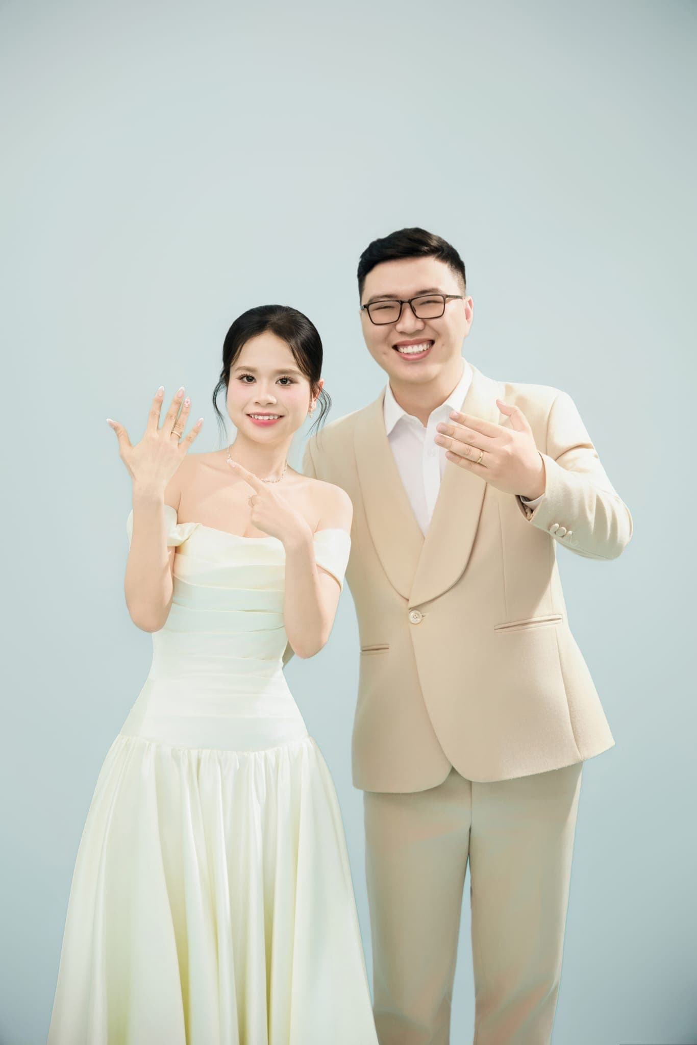Cô dâu chú rể khoe nhẫn cưới