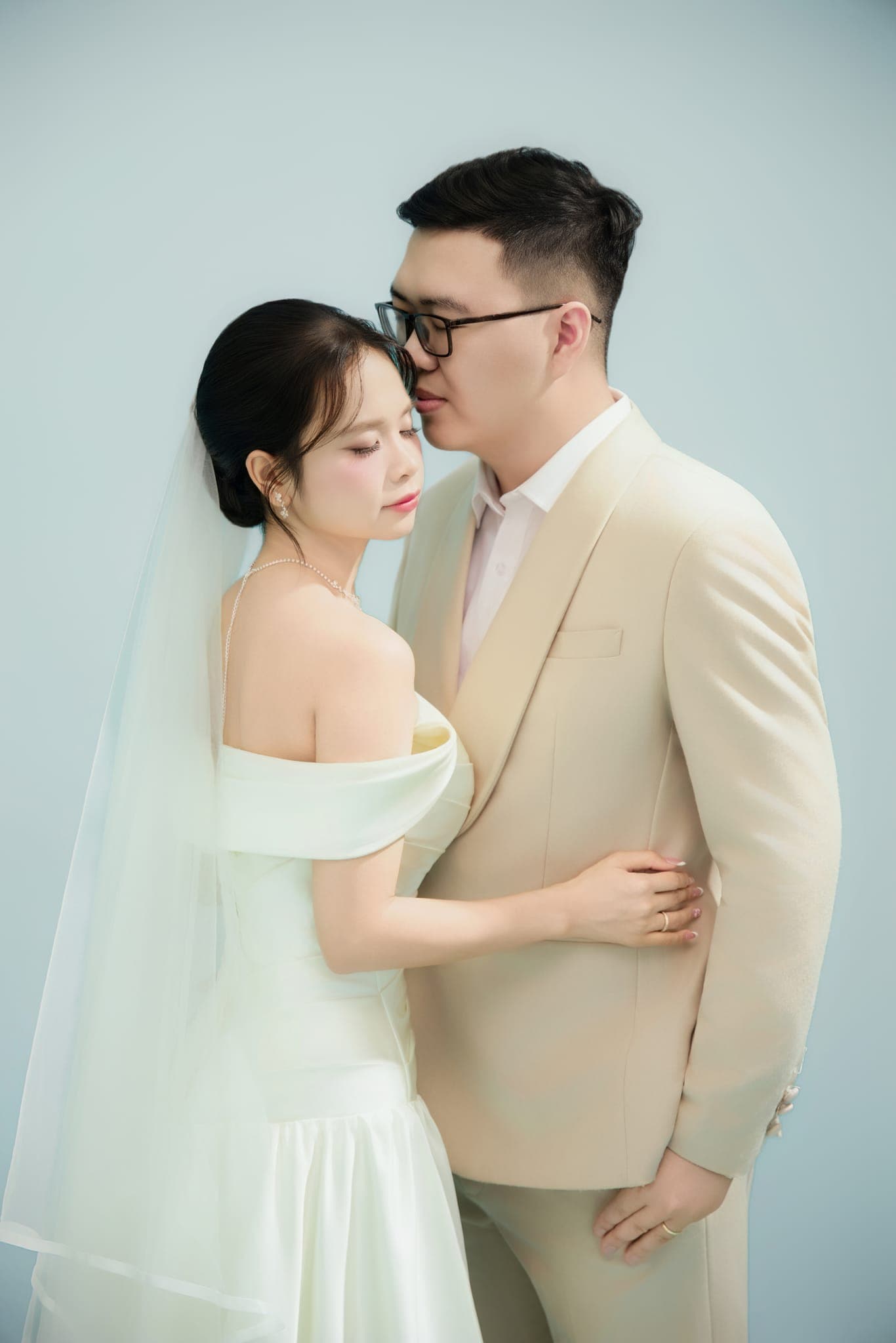 Chú rể ôm cô dâu từ phía sau