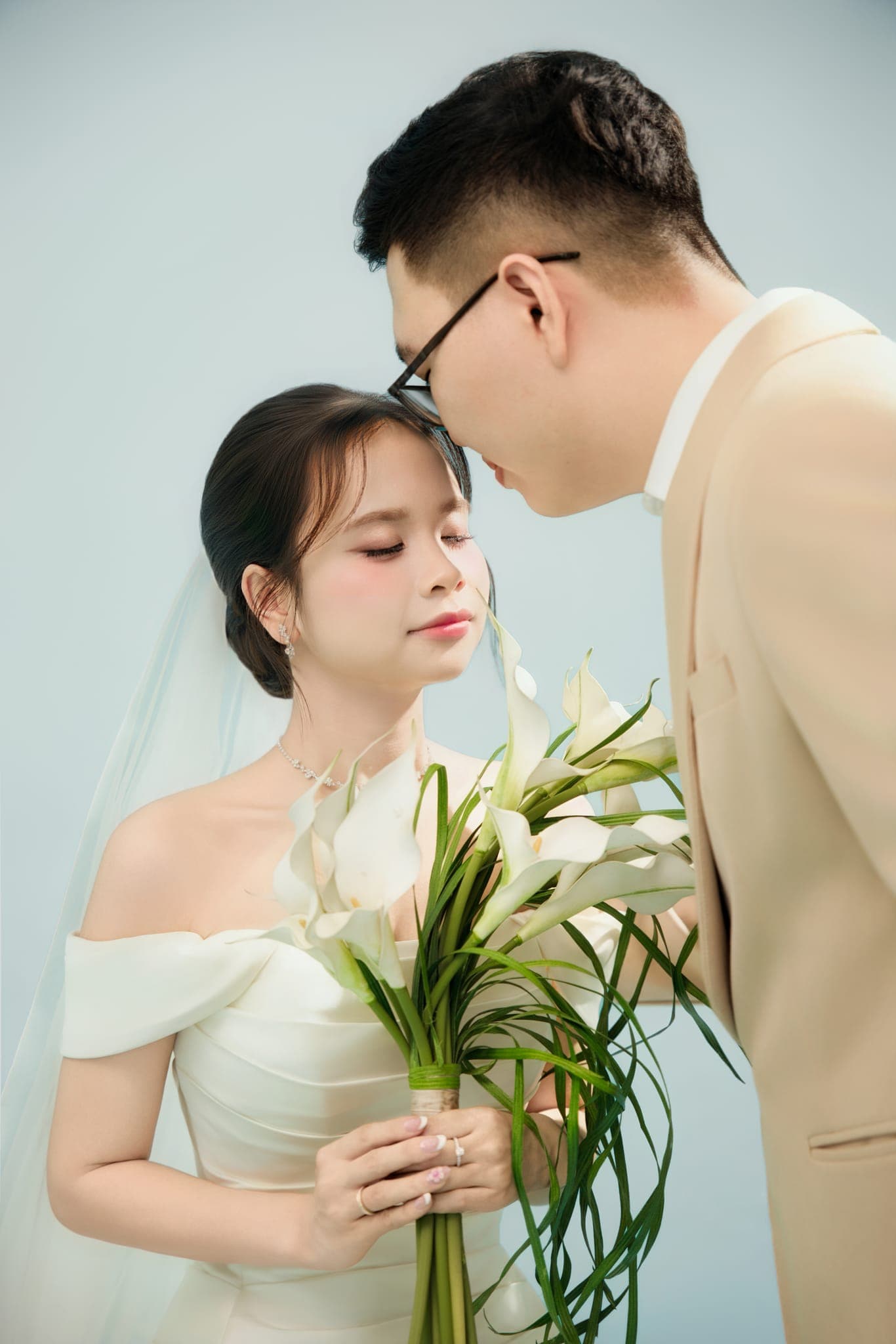 Chú rể hôn trán cô dâu