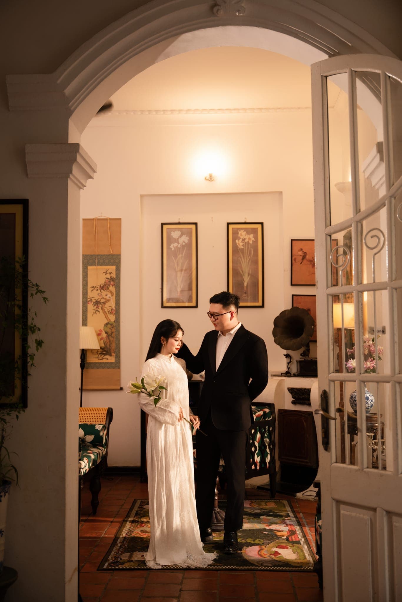 Cô dâu chú rể dưới vòm cửa