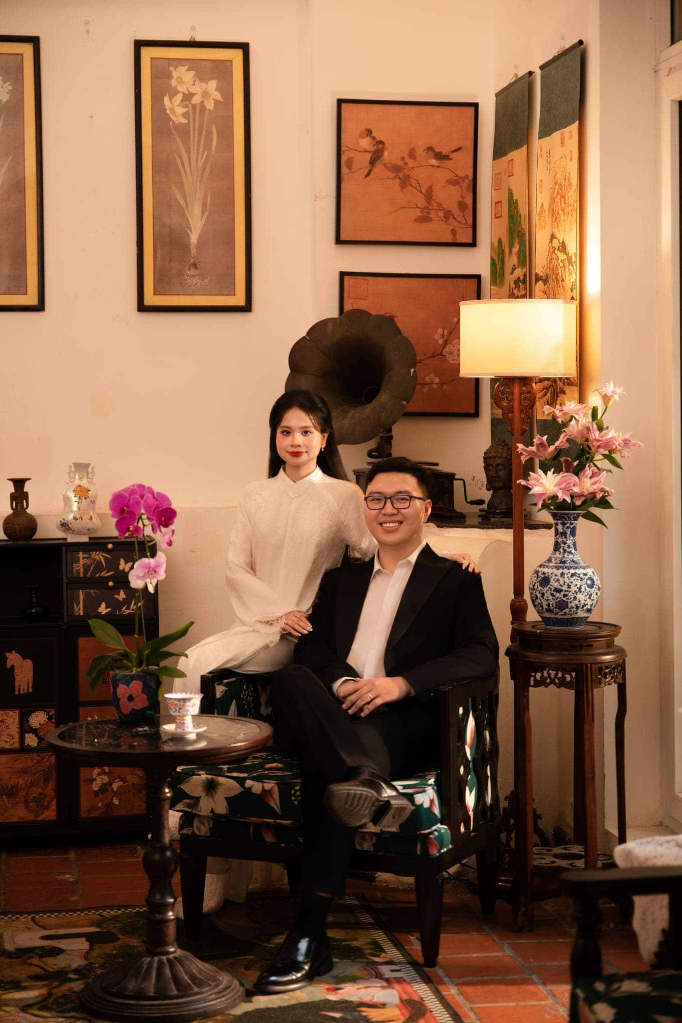 Cô dâu chú rể ngồi trong phòng khách xưa