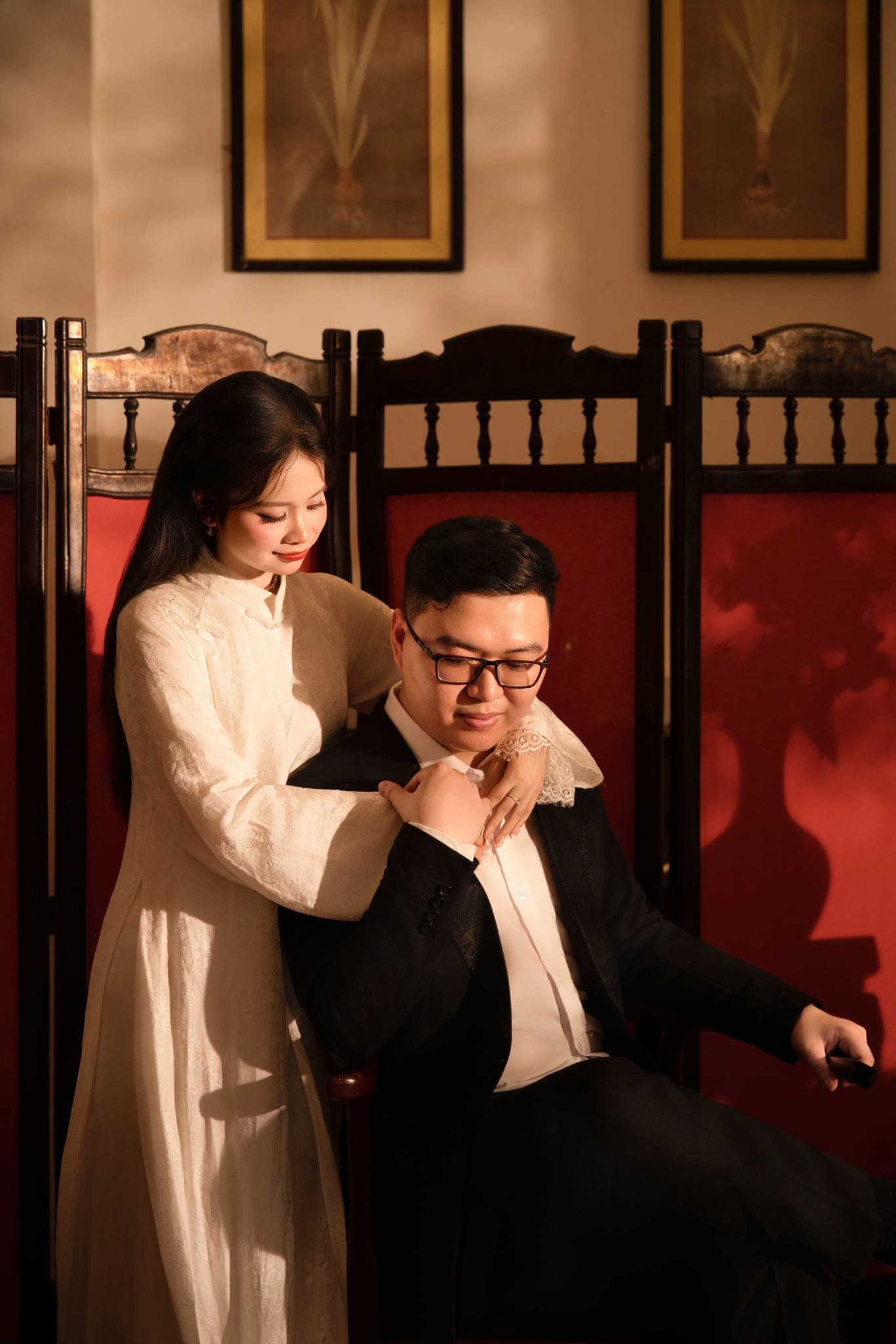 Cô dâu áo dài vòng tay ôm chú rể